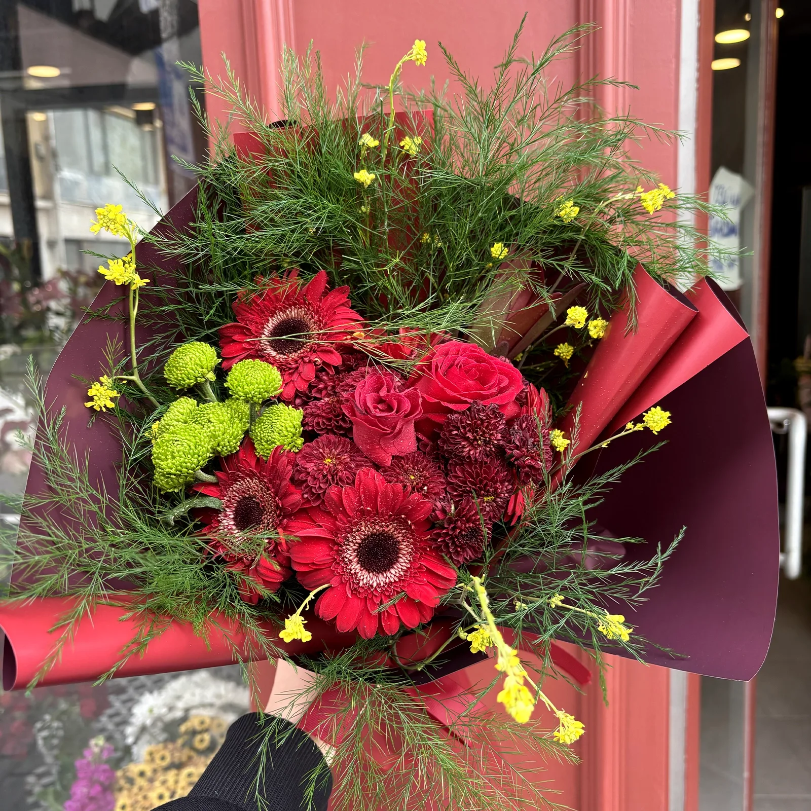 Velvet Garden: Kırmızı Gerbera & Krizantem Buketi