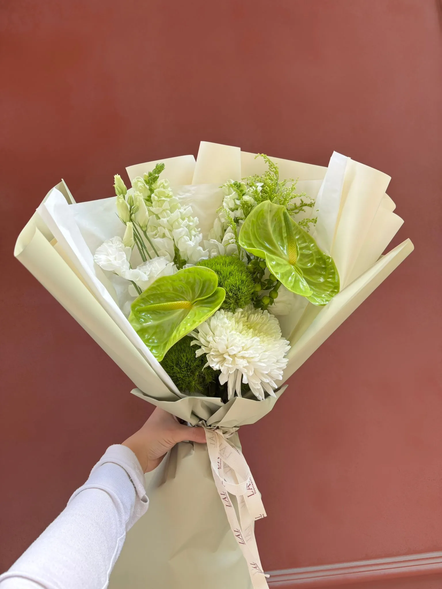 Zümrüt Zarafet Antoryum Buketi | Beyaz Çiçeklerle Premium Tasarım